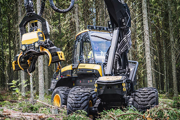 Harvester PONSSE Cobra im Wald