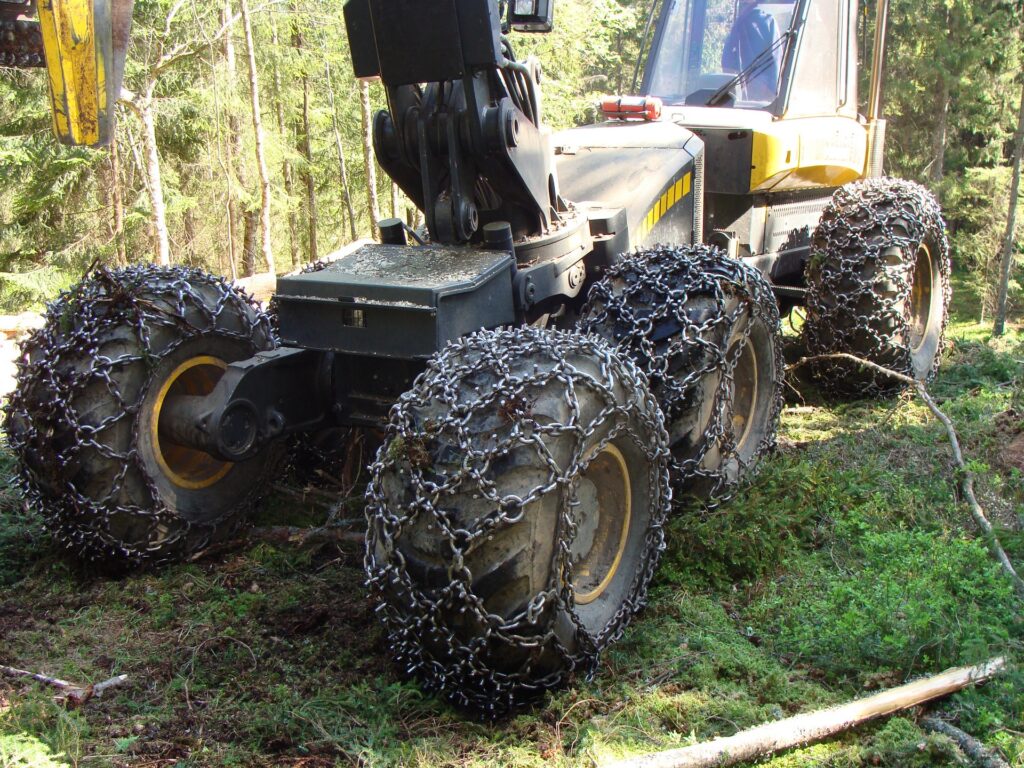 Ketten von NordChain auf Forstreifen an einer PONSSE Forstmaschine