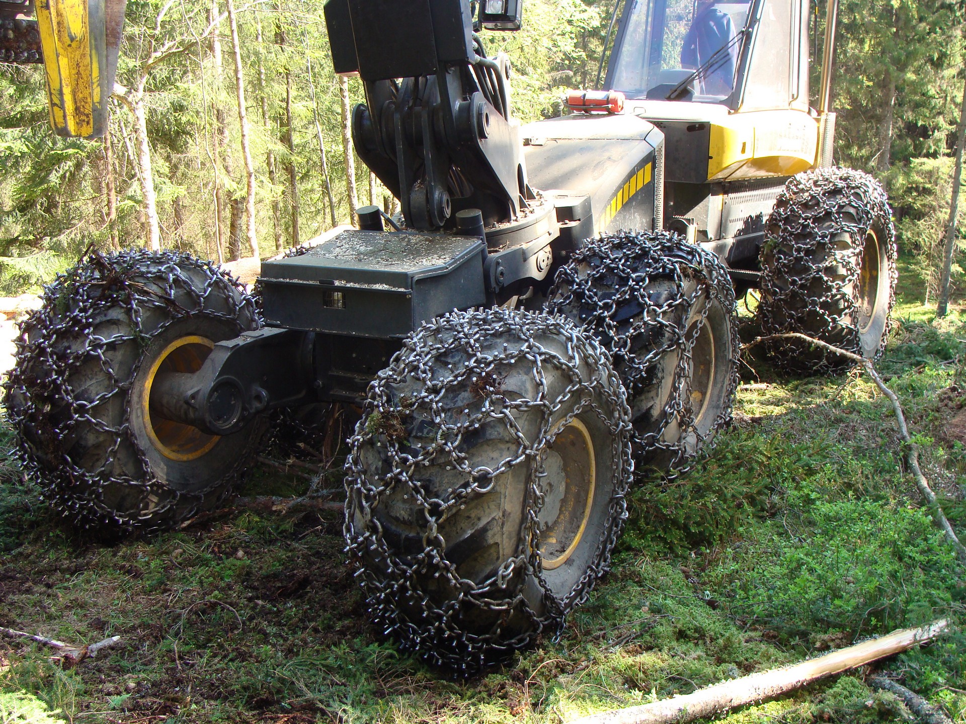 Ketten von NordChain auf Forstreifen an einer PONSSE Forstmaschine