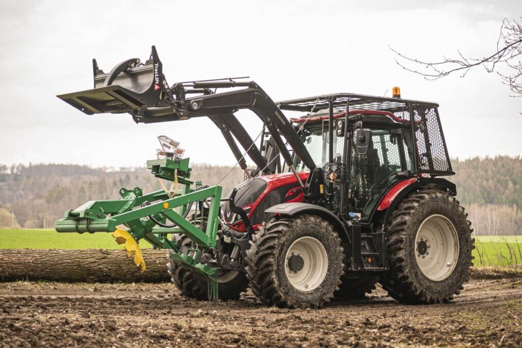 Sämaschine Lesni an einem Forsttraktor im Einsatz