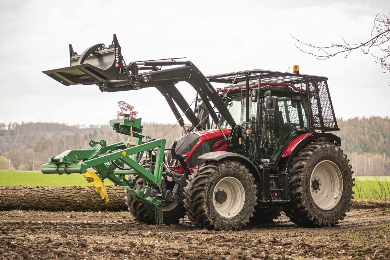 Sämaschine Lesni an einem Forsttraktor im Einsatz