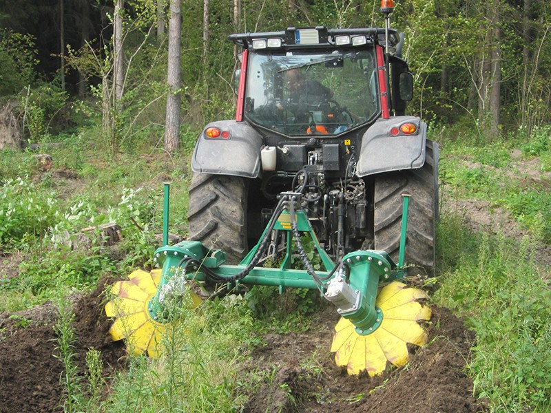 Scheibenpflug Lesni an einem Forsttraktor im Einsatz