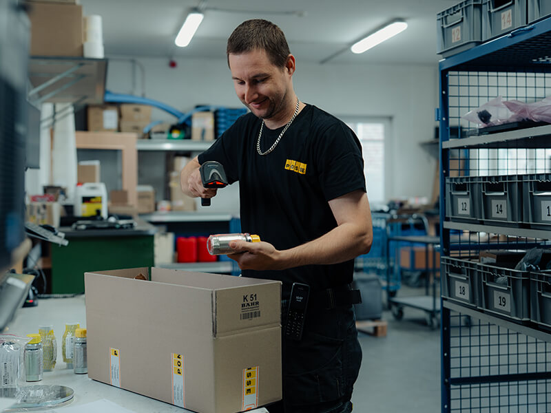 Verpacken und Logistik von Ersatzteilen für Forstmaschinen im Logistikzentrum