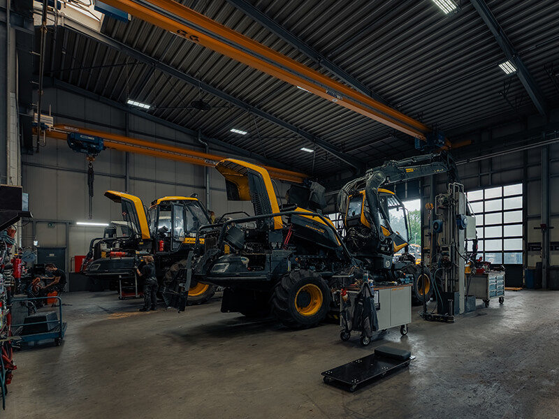 Moderne Werkstatt speziell für Forstmaschinen