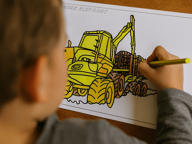 Kind beim Ausmalen eines PONSSE Forwardes bei Wahlers Forsttechnik