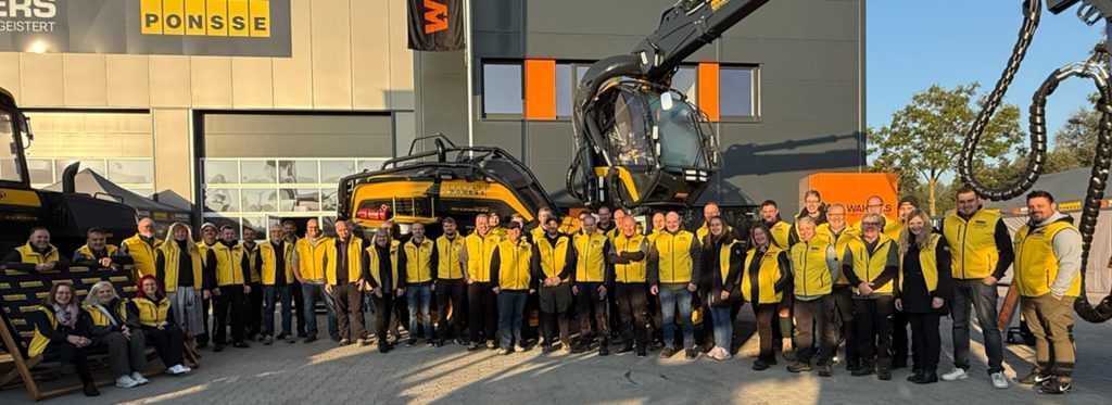 Teamfoto vor der neuen Niederlassung in Temnitz